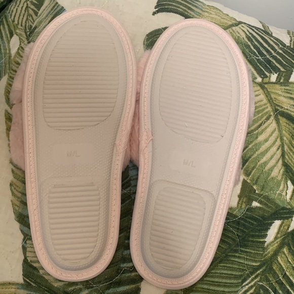 Splendid faux fur soft pink crossover slide slippers m/l - Picture 2 of 2